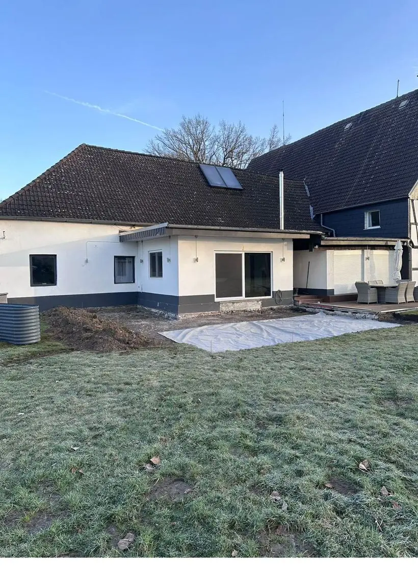 Garten vor dem Umbau – vorbereiteter Untergrund mit Vlies