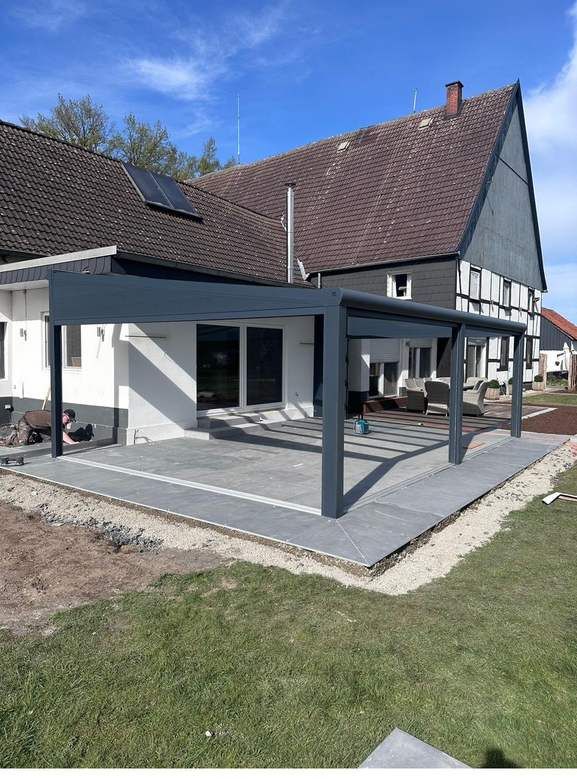 Überdachte Terrasse am Haus